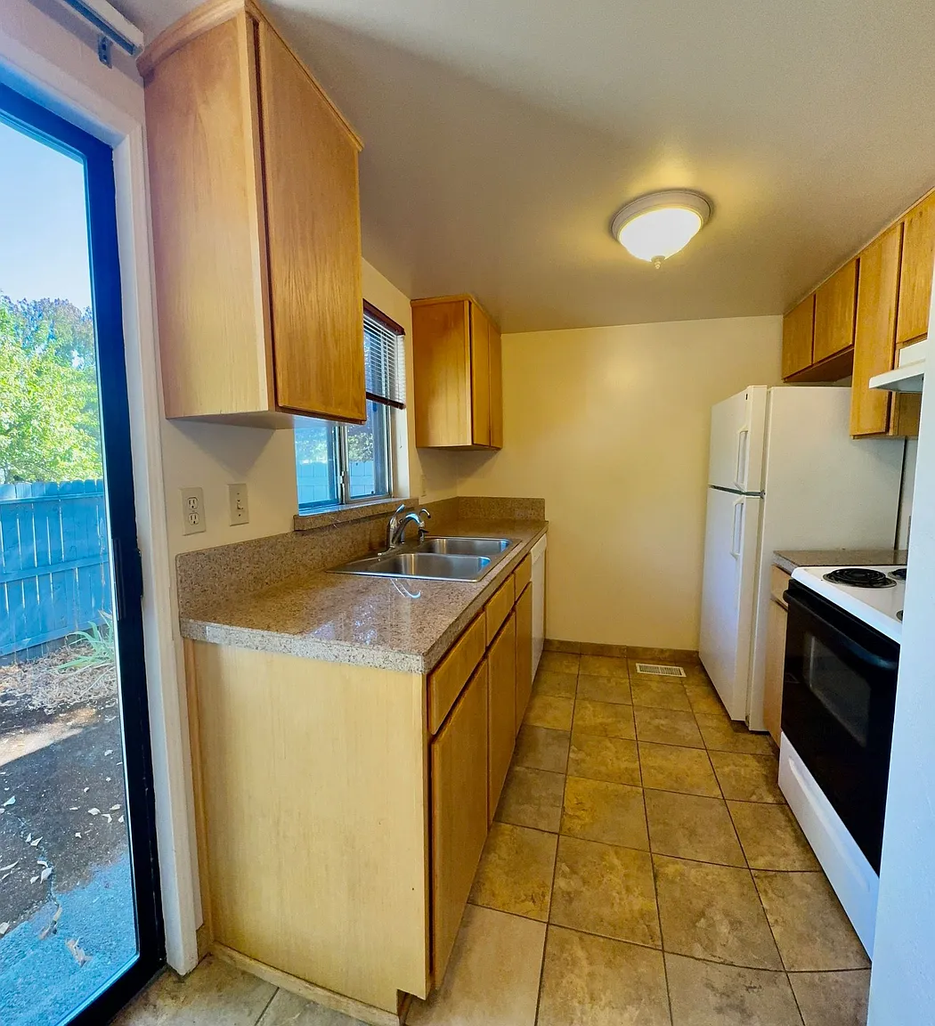468 B St APT 3 photo 1
