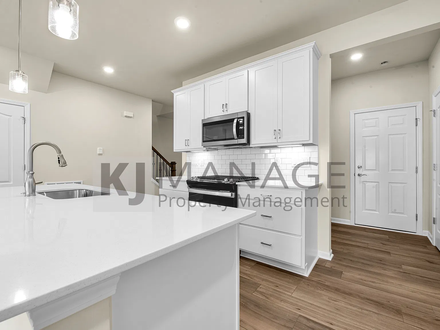 3 bed, 2.5 bath, 2024 sqft, $2,785 — Photo 2