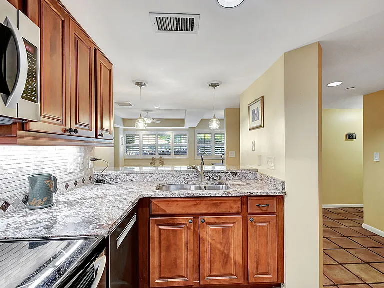 318 Oak Harbour Dr #318 — Photo 7