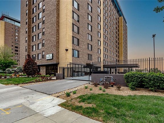 3rd image of 700 E 8th St Unit 15D