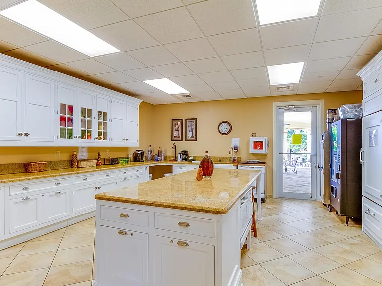 8060 Kiawah Trce — Photo 43