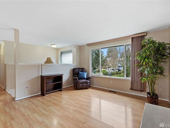 4th image of 3060 Corfu Blvd NE