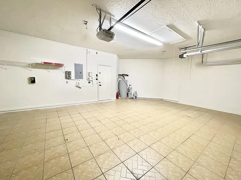 12671 Yardley Dr — Photo 21