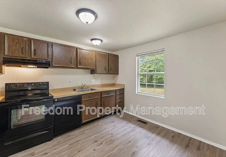 2516 Tabor Ct — Photo 14