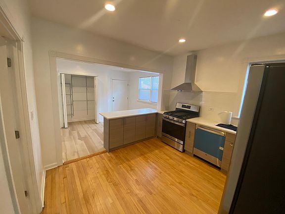 4th image of 5628 W Eastwood Ave #1