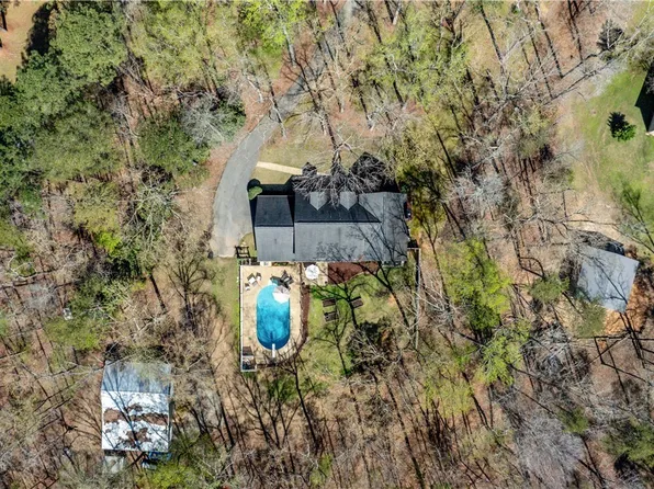 10400 Loganwood Dr, Northport, AL 35473