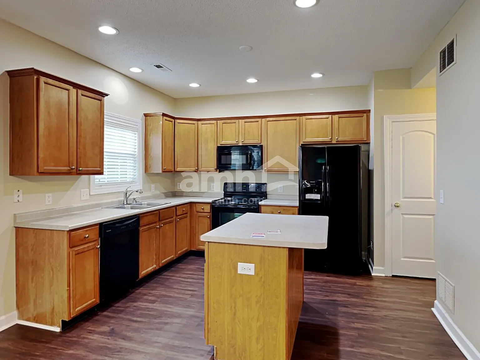 3 bed, 2.5 bath, 2288 sqft, $2,185 — Photo 3