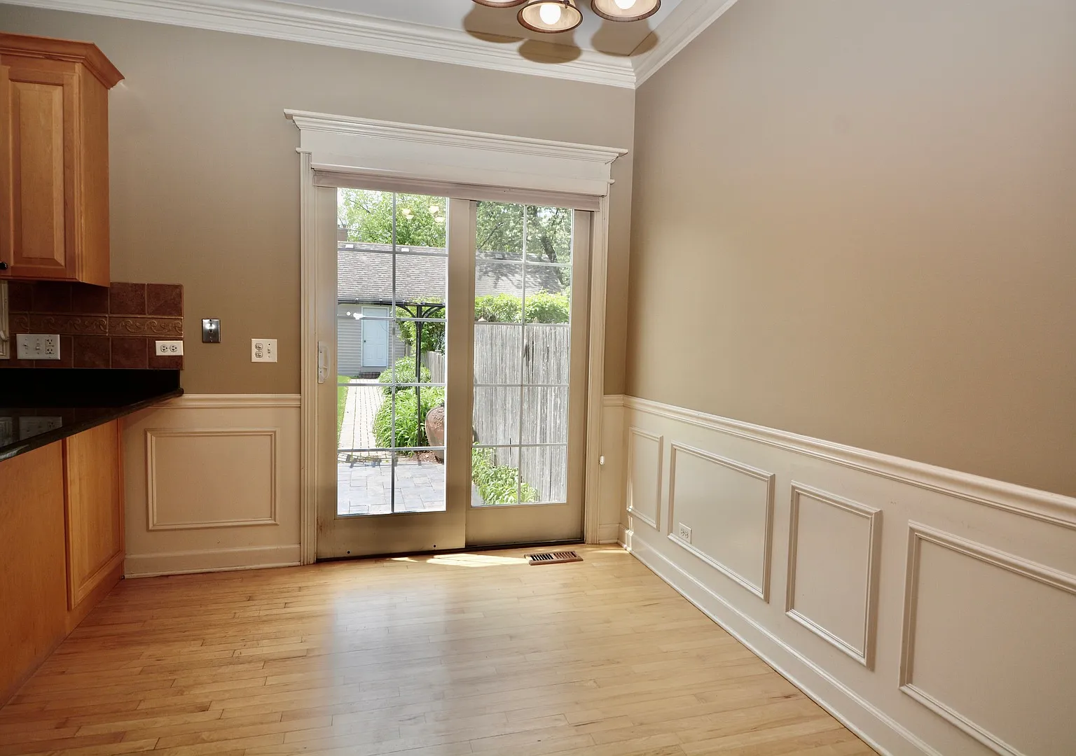 3 bed, 3.5 bath, 3000 sqft, $3,950 — Photo 2