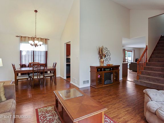 3rd image of 160 Dartmoor Dr