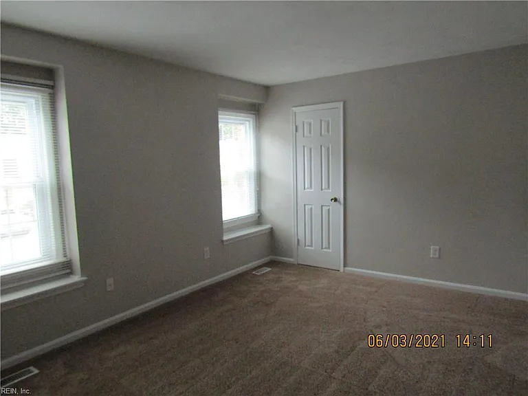17 Colonial Way — Photo 13