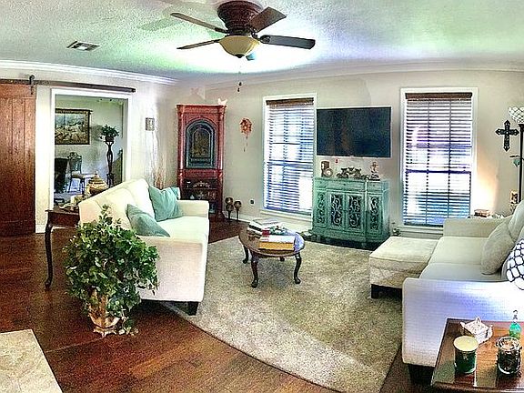 3rd image of 1104 Broadmoor Blvd