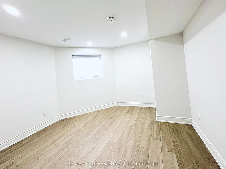 851 Clemens Cres #LOWER LEVEL — Photo 11