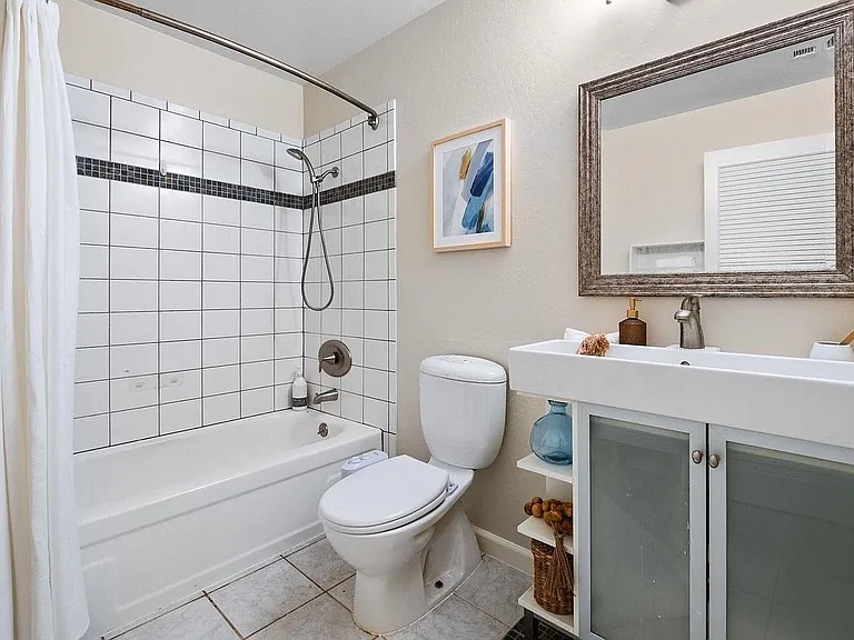 Upstairs full bathroom