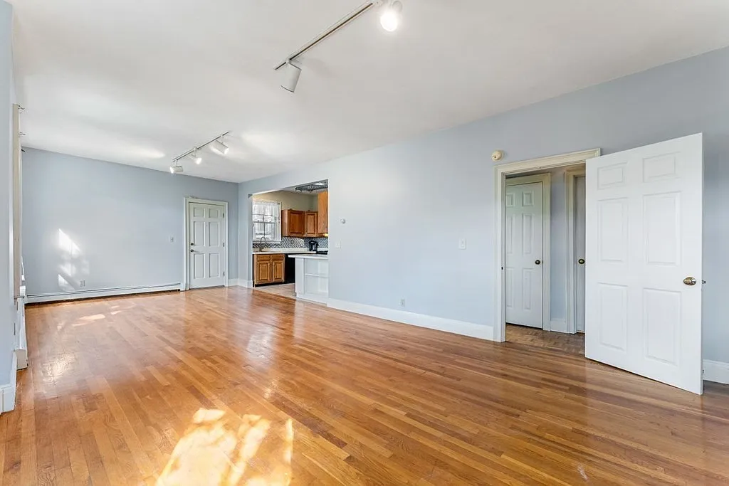 3 bed, 2.0 bath, 1165 sqft, $3,700 — Photo 2