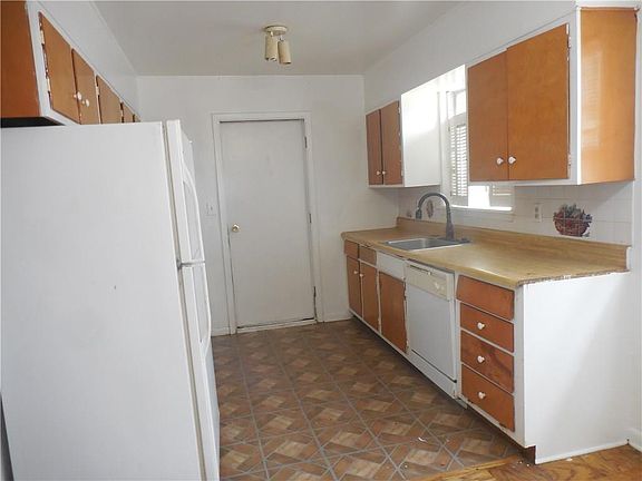 5th image of 2641 Lakeside Dr