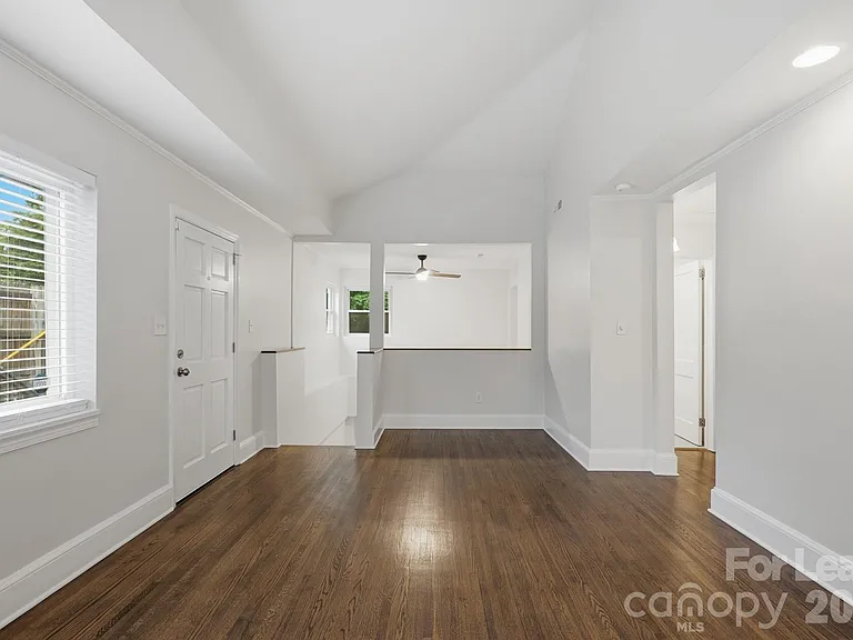 2525 Runnymede Ln — Photo 11