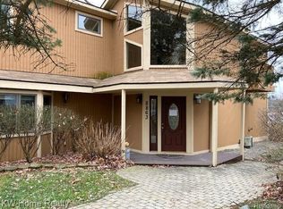 8863 Lakeview Dr, White Lake, MI 48386