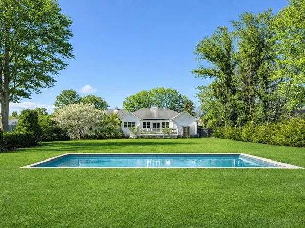 11 Brewster Ln, Bellport, NY 11713