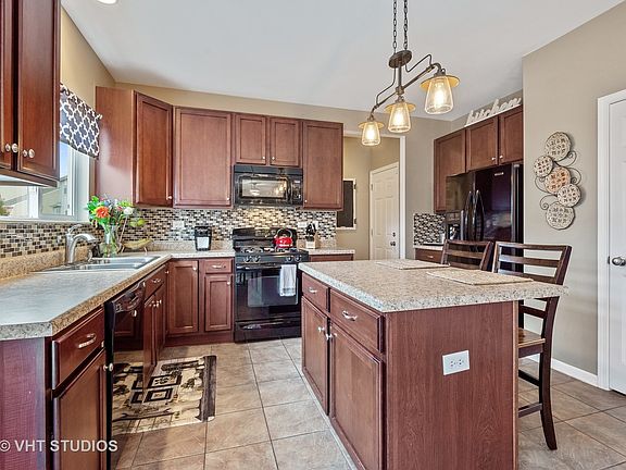 5th image of 904 Singing Hills Dr