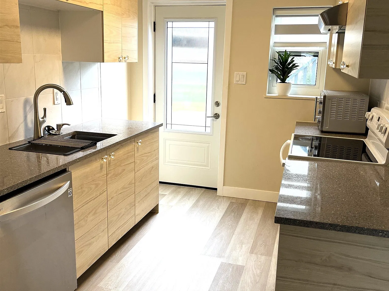 2 bed, 1300 sqft, $2,500 — Photo 3