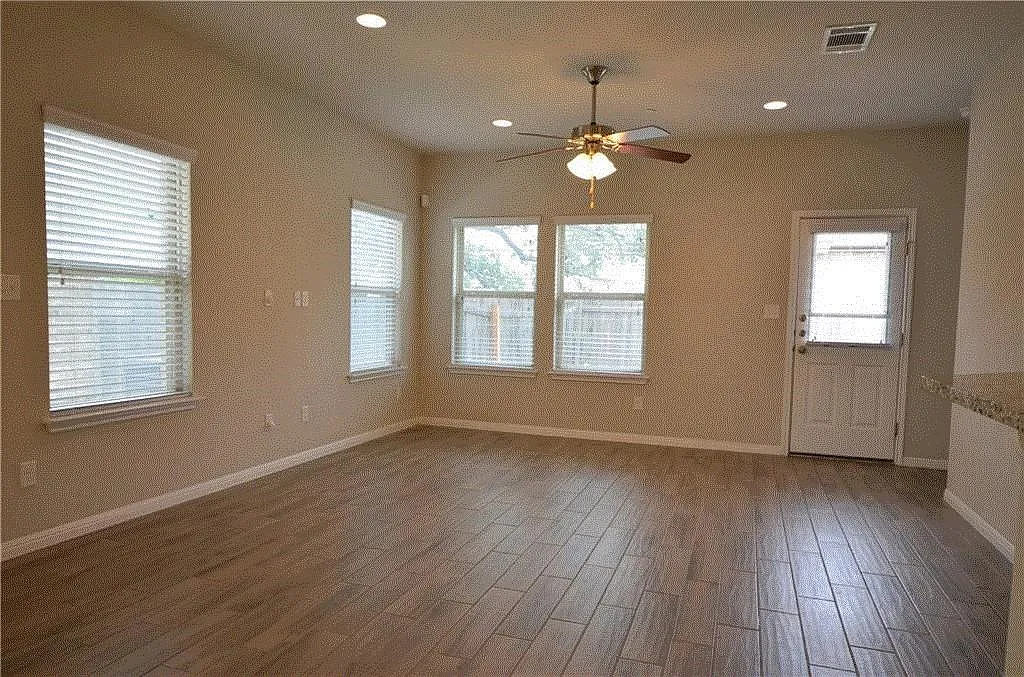 3 bed, 2.0 bath, 1423 sqft, $1,800 — Photo 4