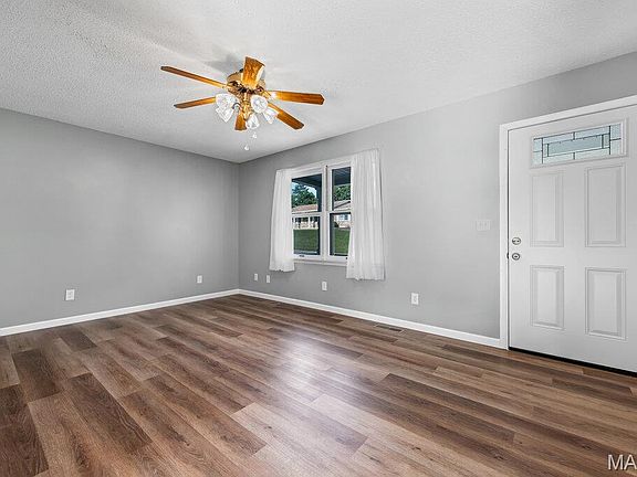 4th image of 453 Michelle Dr