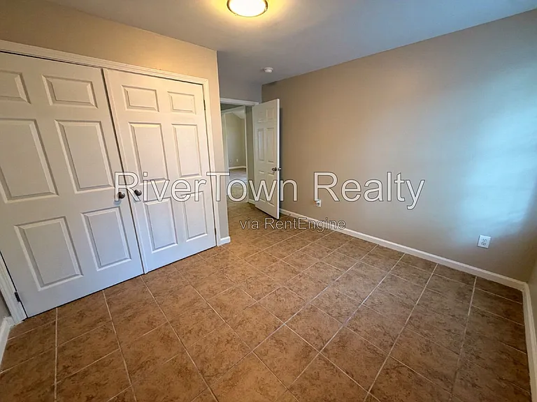 1102 Maria St — Photo 9