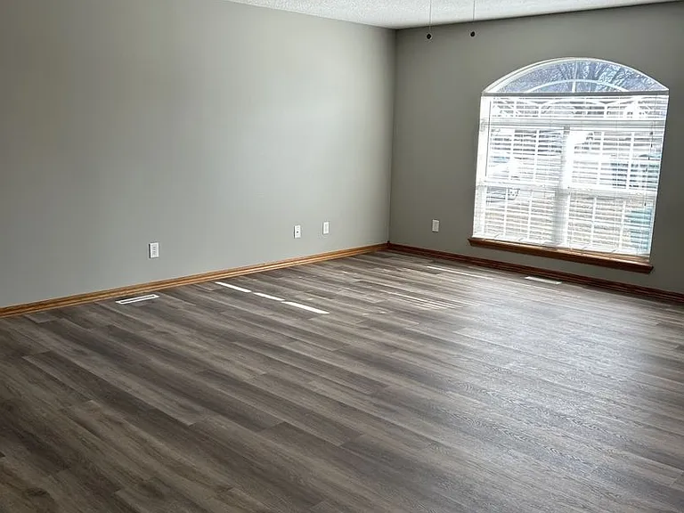 719 E Madison St — Photo 2