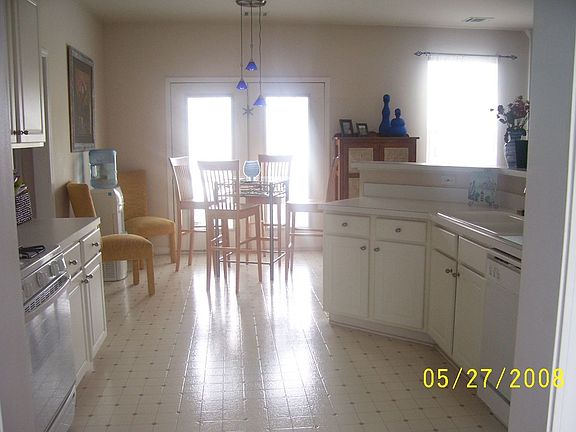 Large Eat-in Kitchen