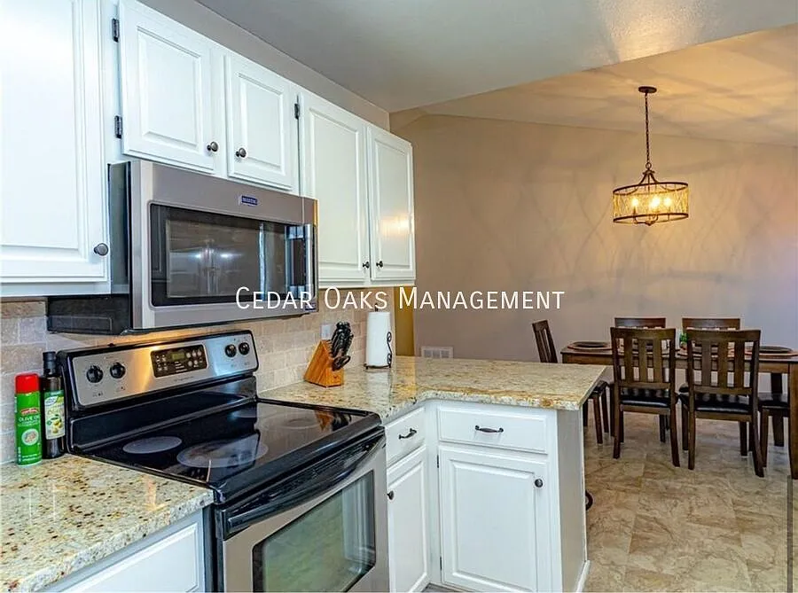 Wonderful 4 bedroom home minutes from Beaver Lake, Rogers — Photo 3