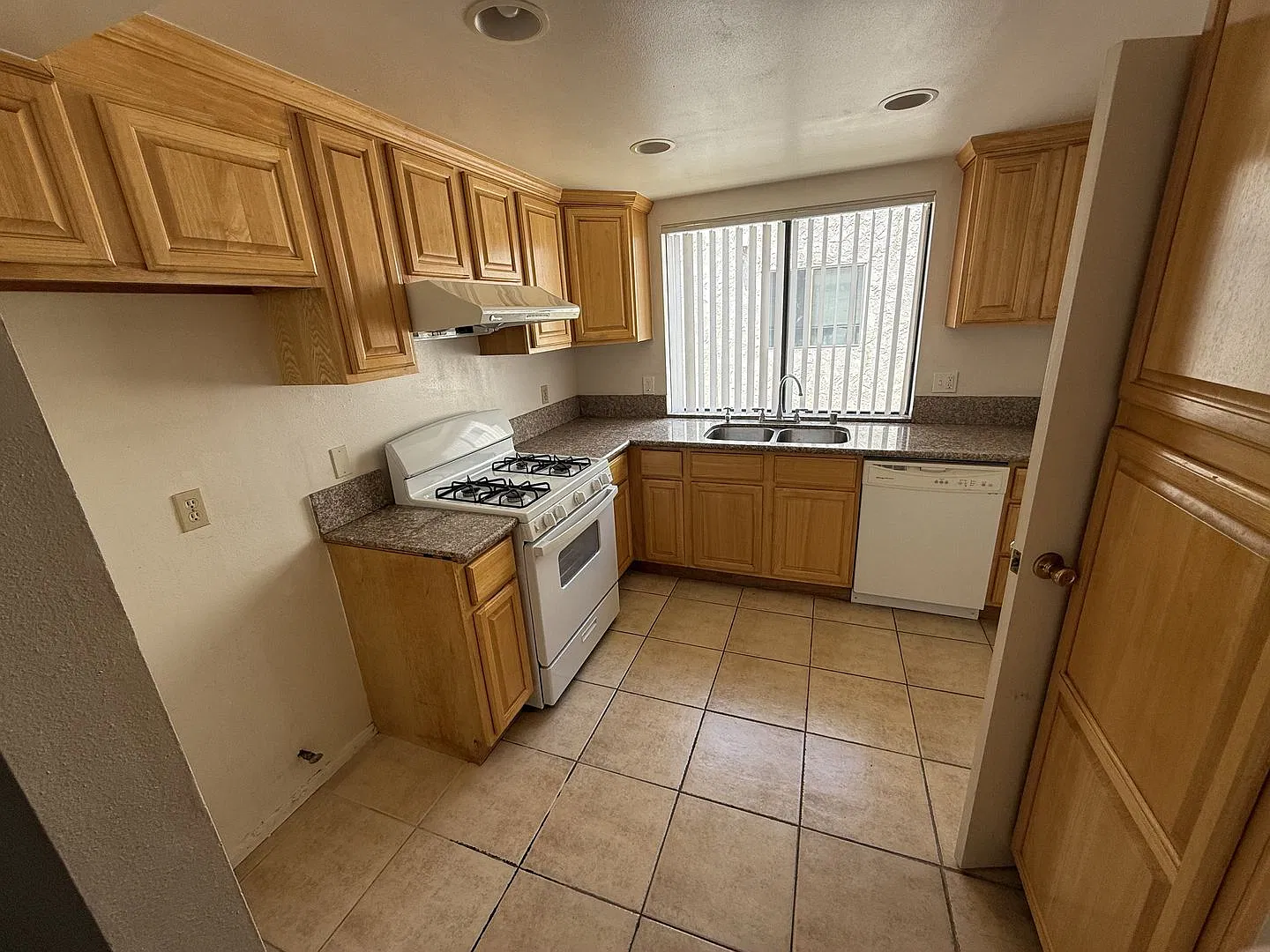 Spacious and light-filled 3-bedroom, 2.5-bath townhome with a bonus den in the heart of Alhambra — Photo 4