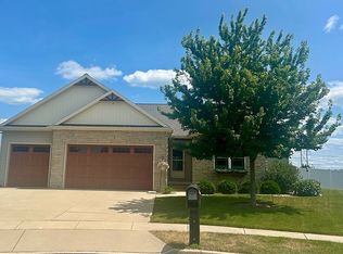 12 Caladonia Ct, Bloomington, IL 61704
