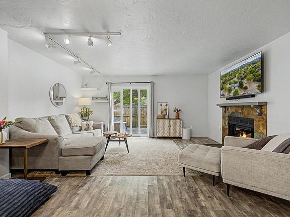 3rd image of 3440 Windmill Dr #3-6