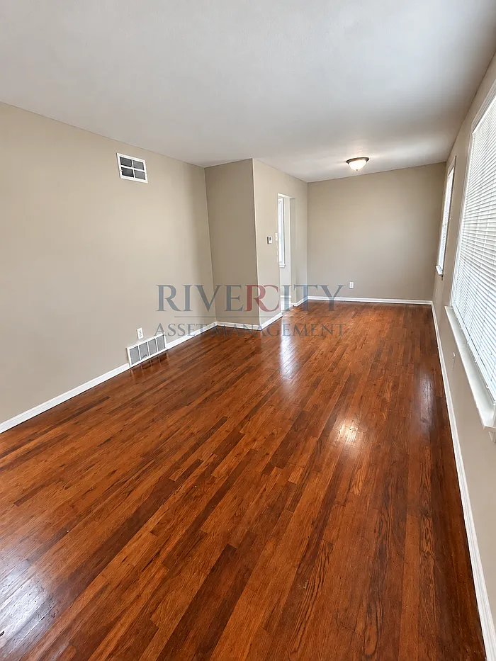 3 bed, 1.0 bath, 888 sqft, $1,295 — Photo 2