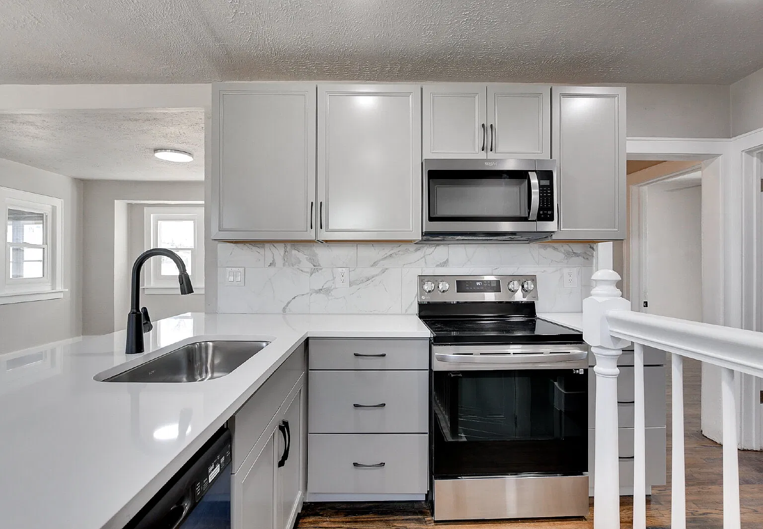 3 bed, 2.0 bath, 1000 sqft, $1,600 — Photo 2