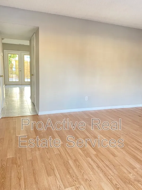 3 bed, 1.5 bath, 1300 sqft, $1,900 — Photo 3