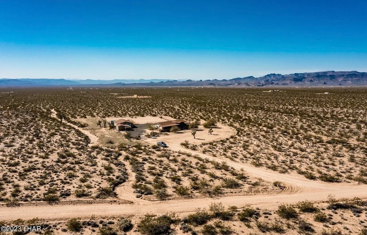 S Custer Rd, Yucca — Photo 4