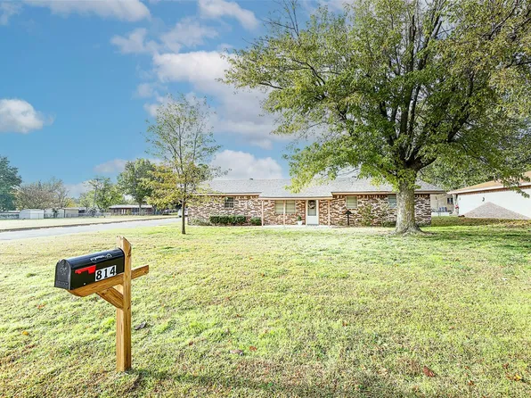 814 Decatur St, Bowie, TX 76230