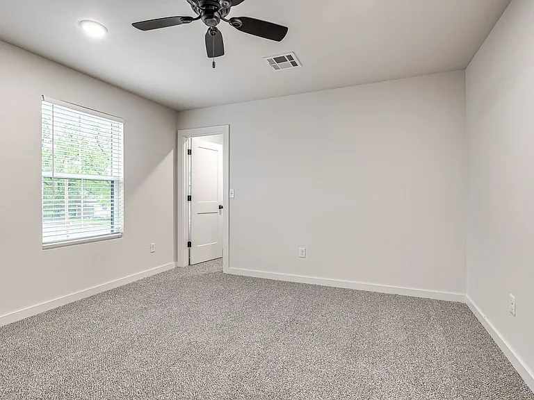 612 W 2nd St #100 — Photo 43