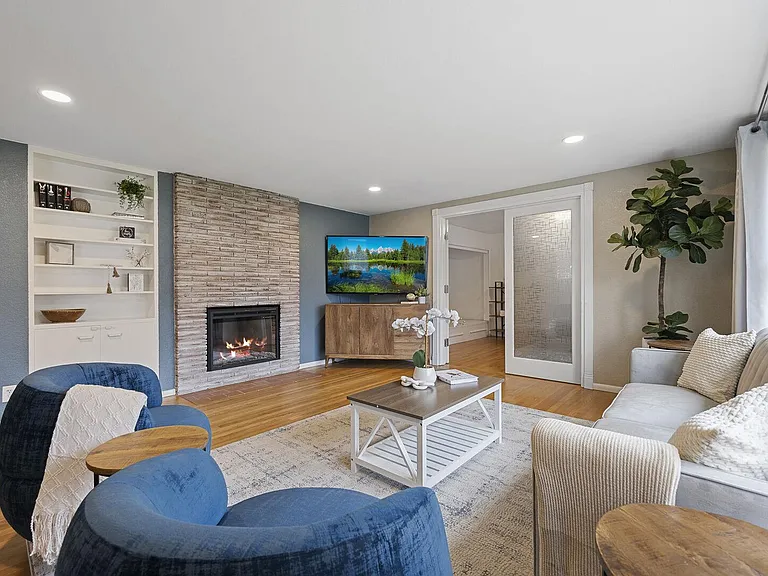 1627 E Broadway St — Photo 4