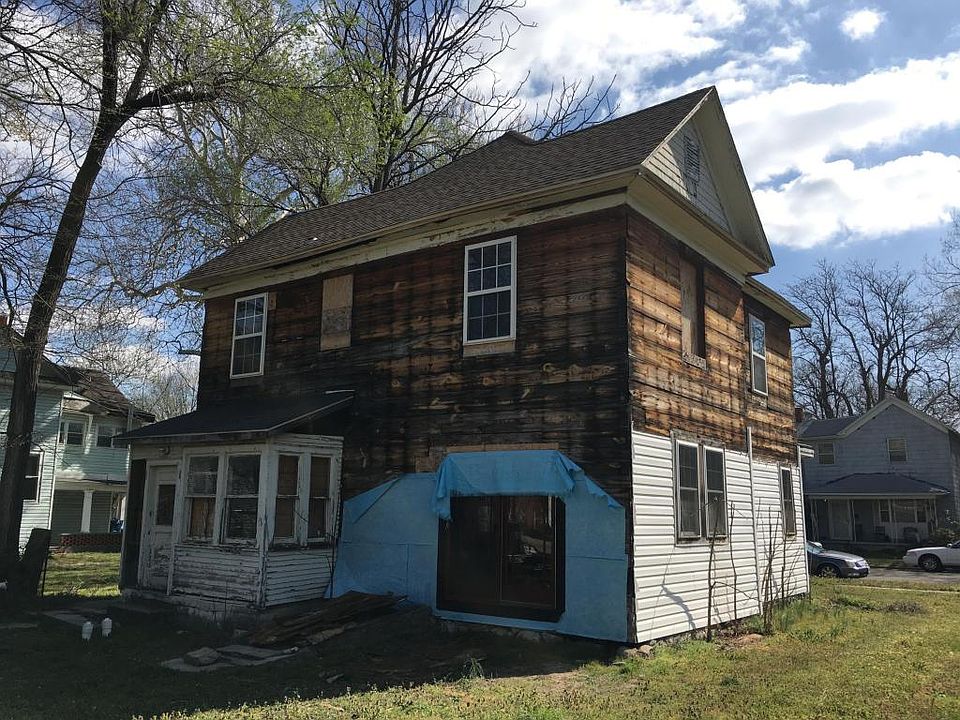 2nd image of 810 S Jackson Ave