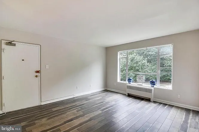 Building Photo - 10401 Montrose Ave #201