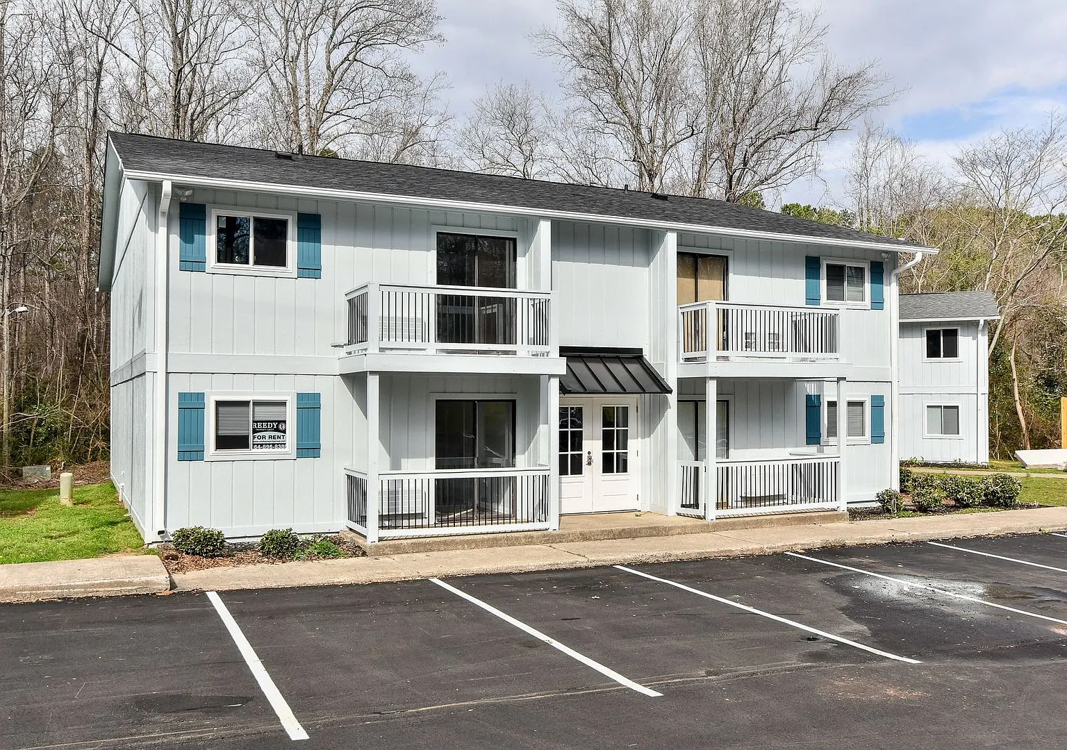Creekside Apartments — Photo 1