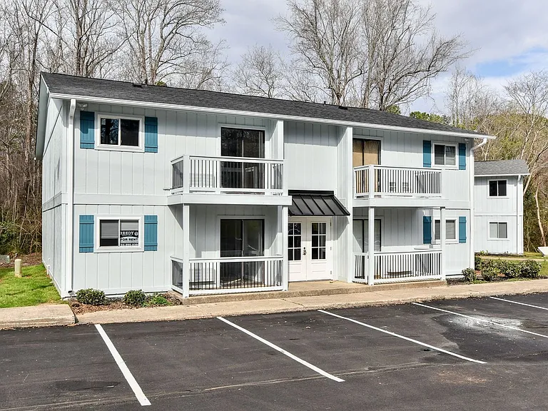 Creekside Apartments — Photo 1
