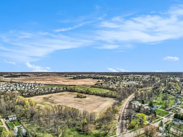 702 W Main St, Grand Ledge, MI 48837