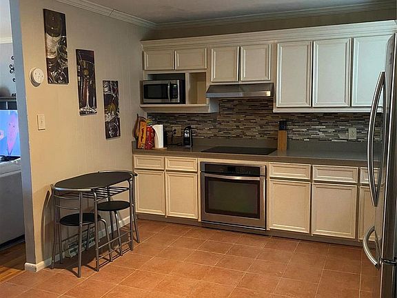 2nd image of 2704 Willow St