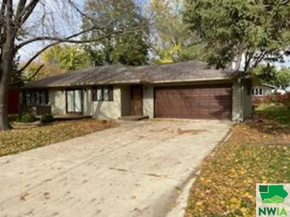 105 Walnut St, Hospers, IA 51238