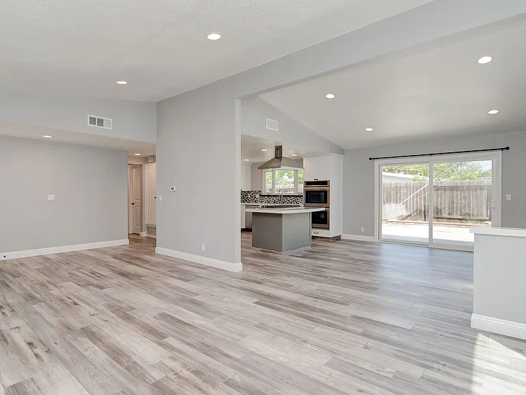 980 Presidio Dr — Photo 3