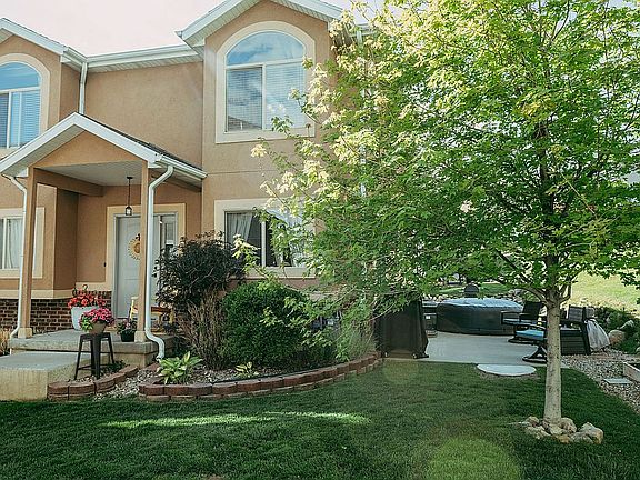 3rd image of 851 N Sapphire St