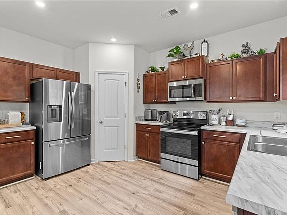 3rd image of 282 Collington Cir
